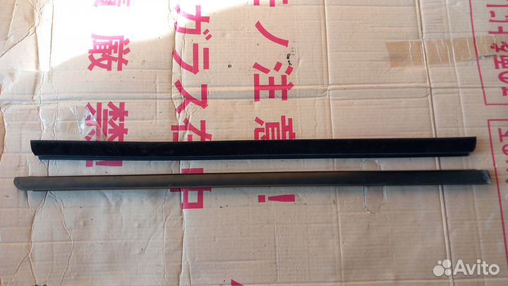 Tribute 00-07 бархотки стекла передней левой двери