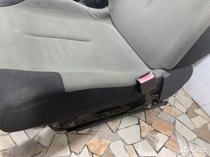 Сиденье переднее правое Citroen C4 хэтчбэк EP6