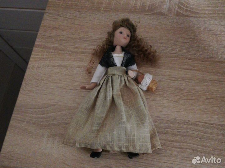 Кукла фарфоровая