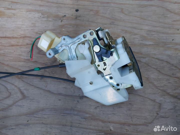 Замок двери задней левой Toyota Prius NHW10