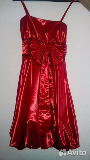 Девушка продает куртки,платья,юбки,толстовки,и т.д