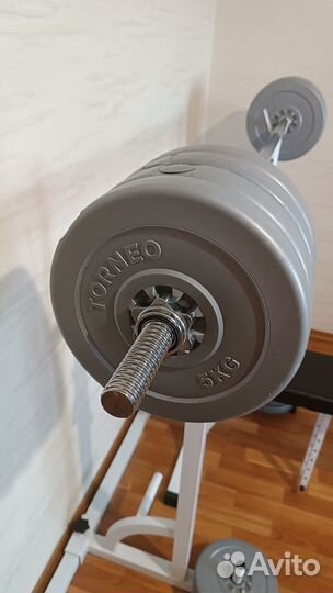 Скамья для жима со штангой и блинами