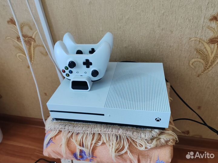 Xbox One s 2 геймпада 1tb