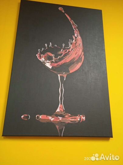 Картина, под каблуком у стакана