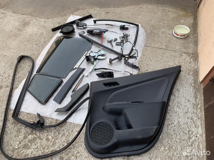 Части прав.зад. двери Toyota Prius 50 51 52 55