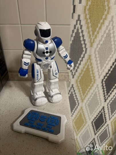 Игрушка робот с пультом