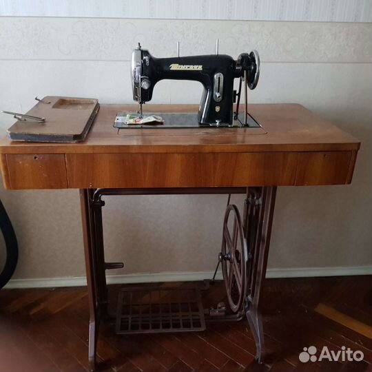 Швейная машина Минерва ножная