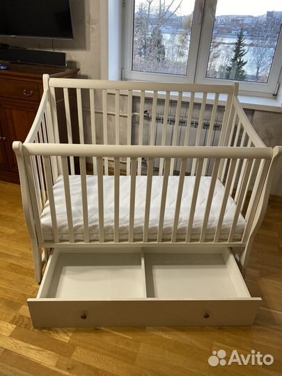 Детская кровать с маятником и ящиком