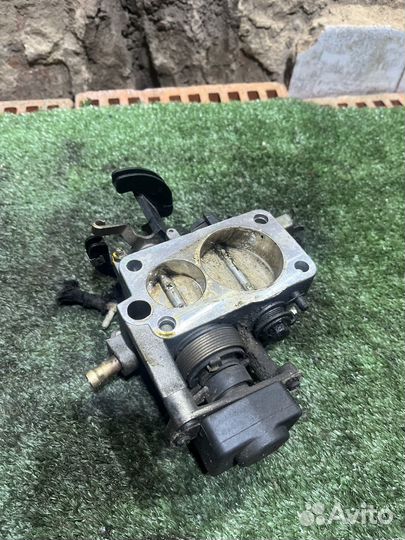 Дроссельная заслонка Audi 100c4 AAH 2.8