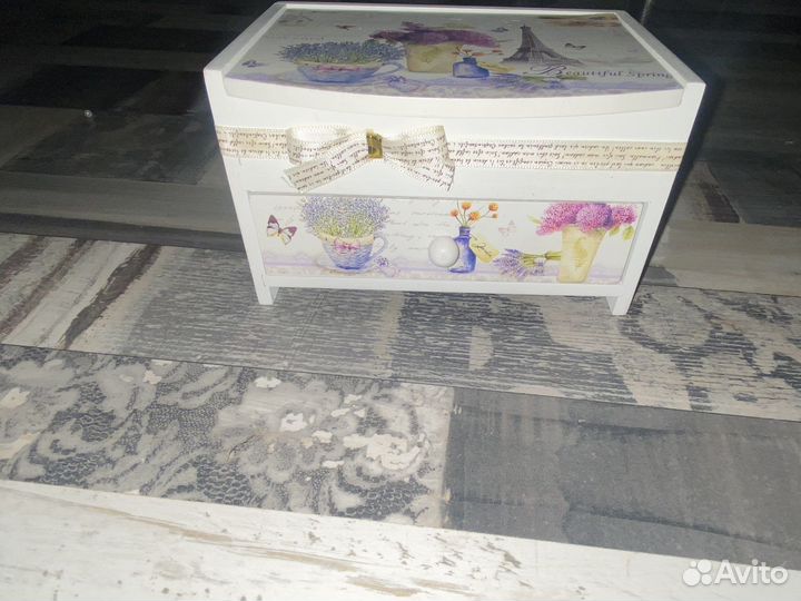 Металлическая шкатулка, деревянная шкатулка