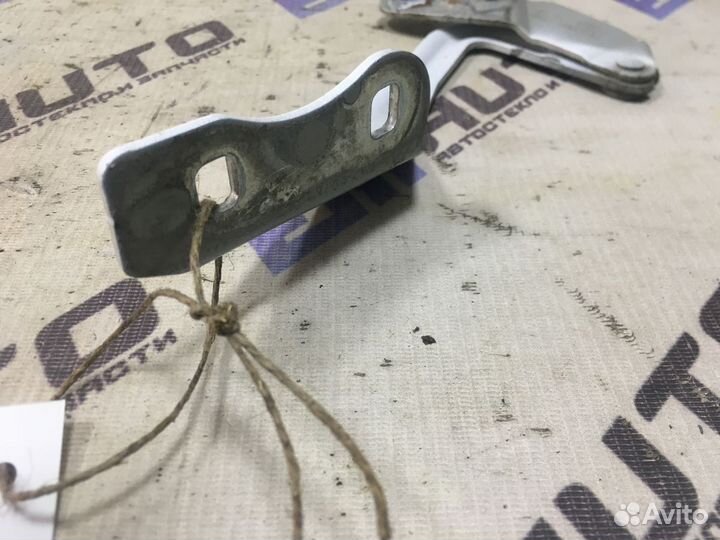 Петля капота левая Форд Фокус 2