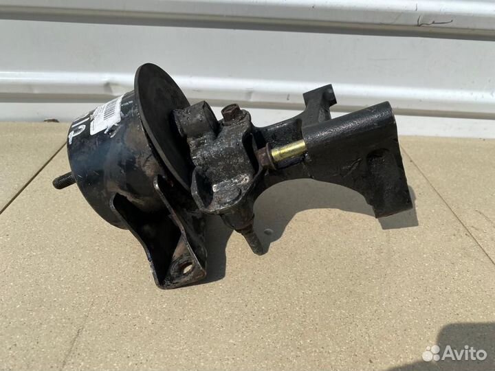 Кронштейн двигателя правый Nissan Primera P12