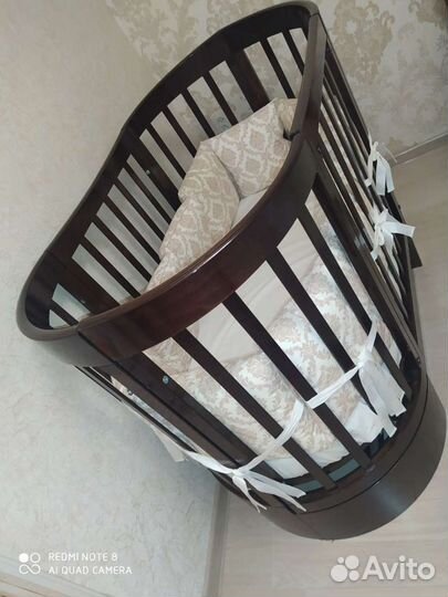 Детская кроватка с маятником и ящиком