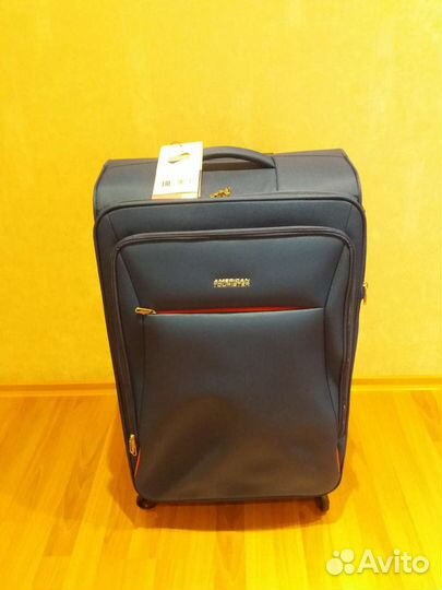 Чемодан на колесах тканевый