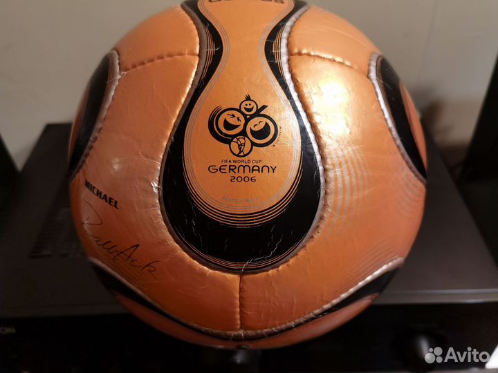 Футбольный мяч adidas Teamgeist Забронирован