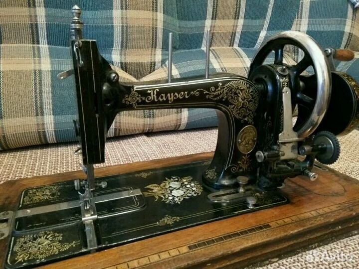Старинная швейная машинка 