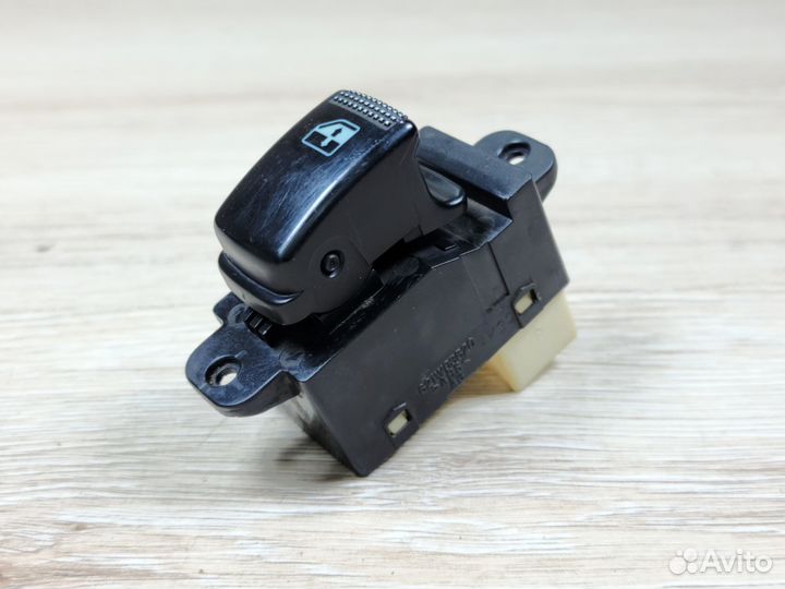 Кнопка стеклоподъёмника Hyundai Elantra 3 XD J3