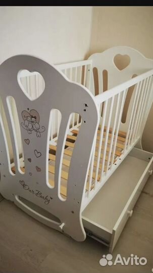 Детская кровать с маятником и ящиком внизу