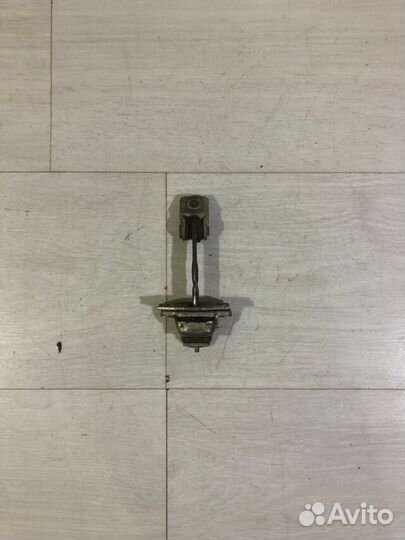 Ограничитель двери перед лев LADA granta 1.6 мт се