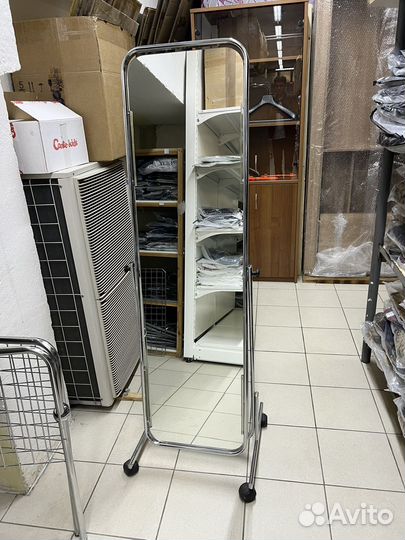 Зеркало напольное на колесиках