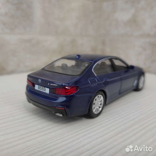 Модель BMW M550i 1:32