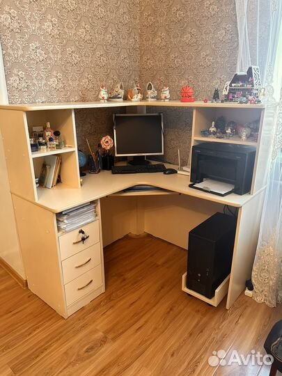 Продаю компьютерный стол в отличном состоянии