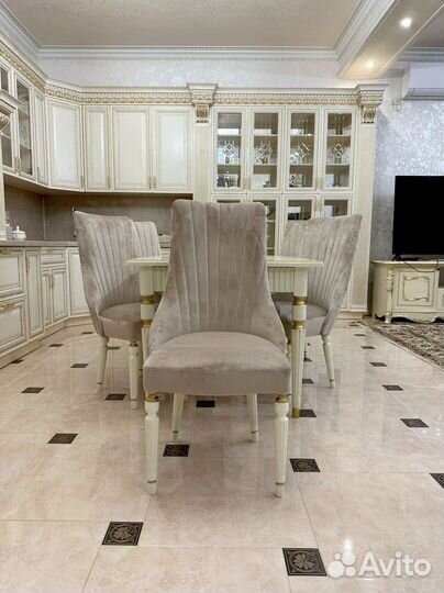 Стол обеденный