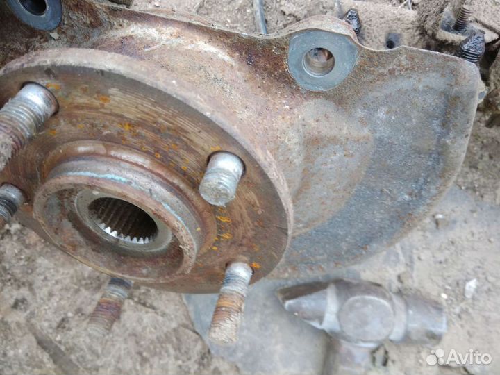 Кулак пер левый Mitsubishi lancer 10