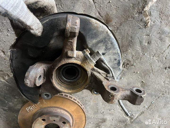 Поворотный кулак левый Toyota Prius