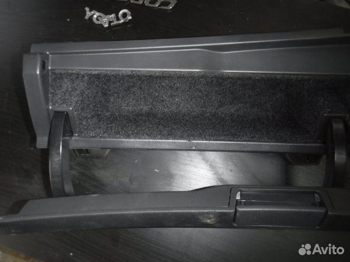 Бардачок Toyota Corolla 151 1ZR 2011