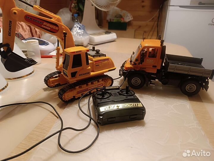 Игрушка экскаватор и самосвал