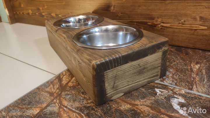 Миски на деревянной подставке