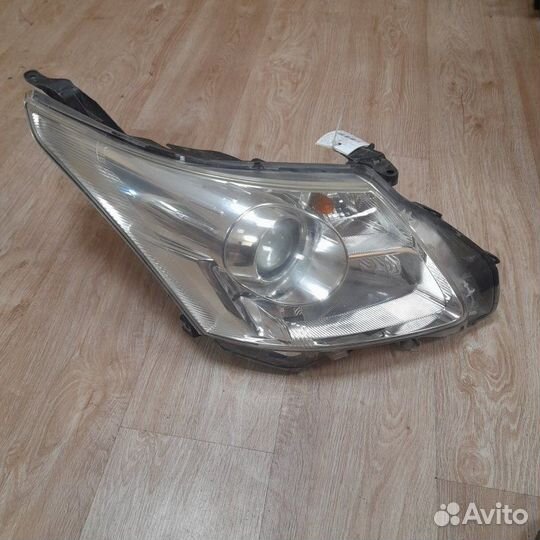 Фара галоген правая Toyota Avensis 3 T270