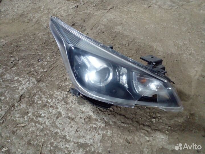 Фара правая Kia Rio 4 на запчасти