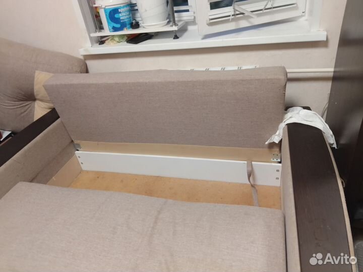 Диван с двумя подушками