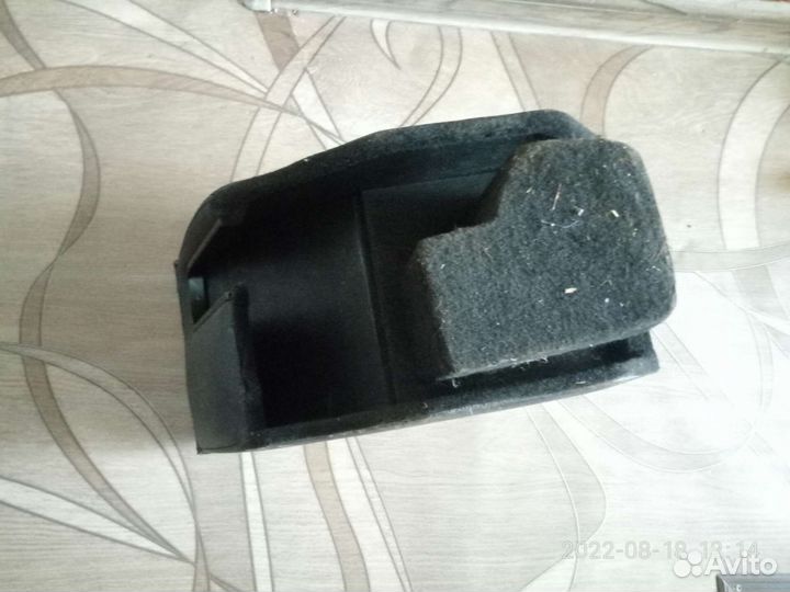 Подлокотник на авто