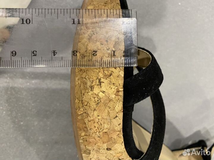 Босоножки замшевые на танкетке