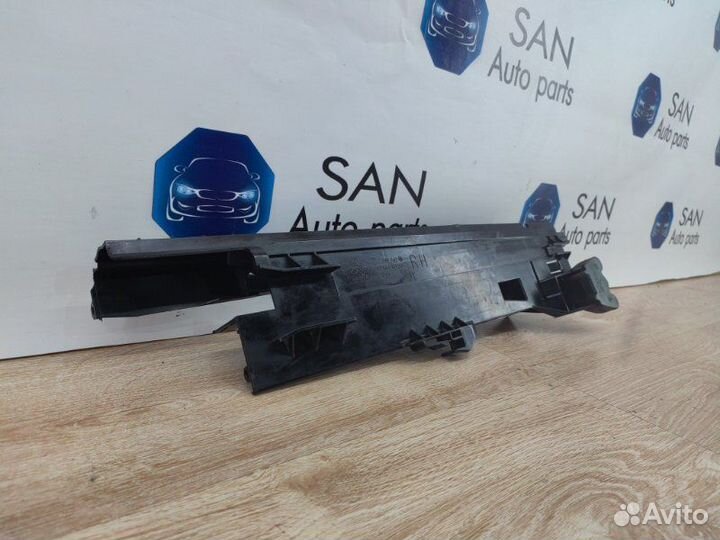 Кронштейн радиатора правый Bmw X5 Рест E70 рест