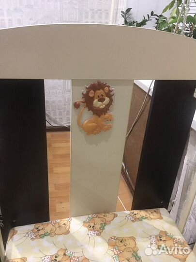 Кроватка детская с маятником