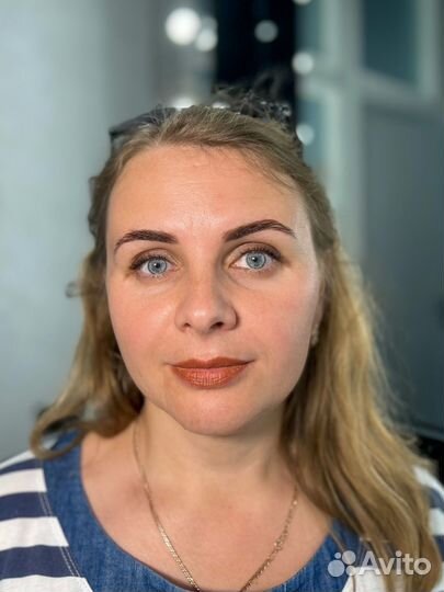 Модель на брови