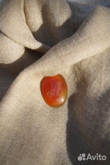 Брошь из натурального камня оникс