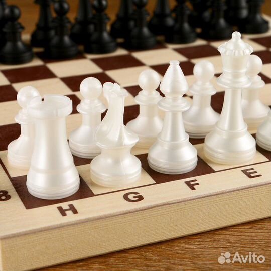 Шахматы обиходные пластиковые с деревянной доской