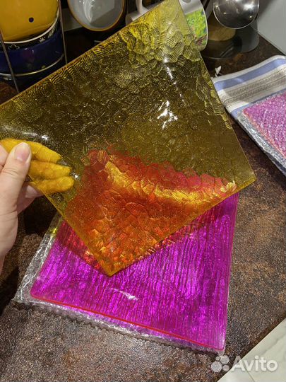 Набор цветных тарелок из толстого стекла