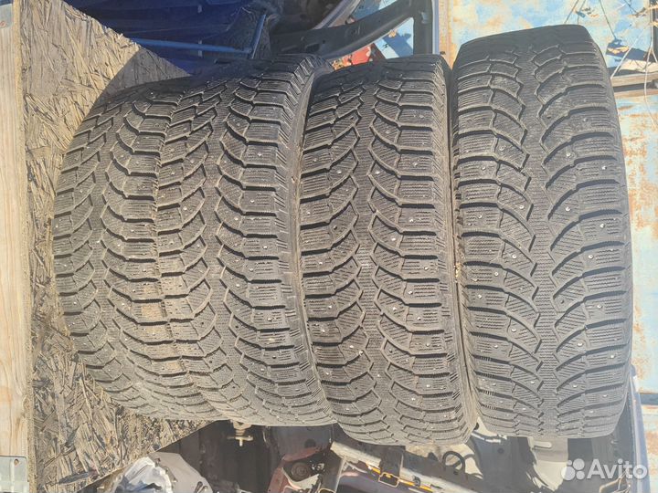 Bridgestone Blizzak Spike-01 215/65 R16 98T