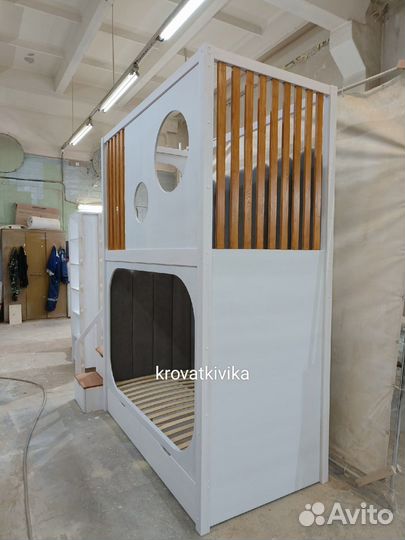 Двухъярусная Эко кровать домик с лестницей комодом