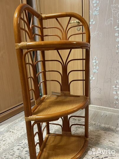 Этажерка из ротанга