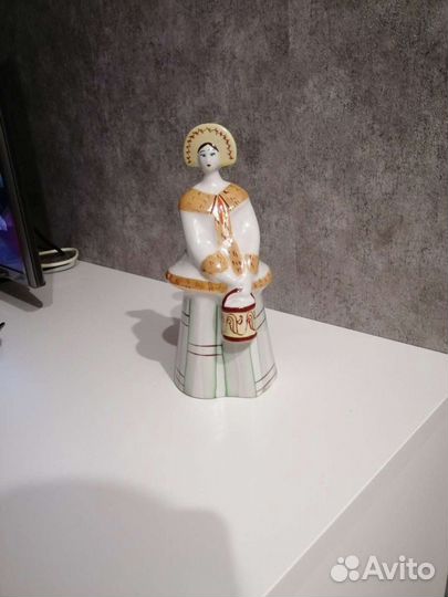 Фарфоровая фигура Девушка с ведром Бронницы