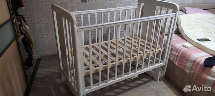 Детская кроватка с продольным маятником