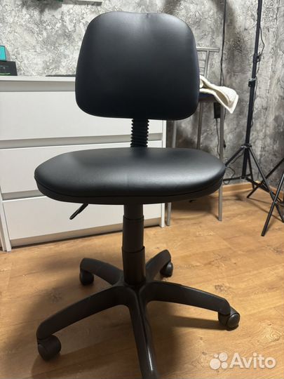 Стул для мастера маникюра бу