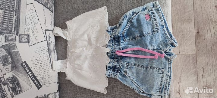 Джинсовые шорты и хлопковый топ